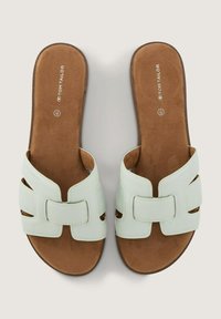 Licht mintgroene slidesandalen met een matte afwerking, met een overlappend riemontwerp en een bruine faux-suède inlegzool.