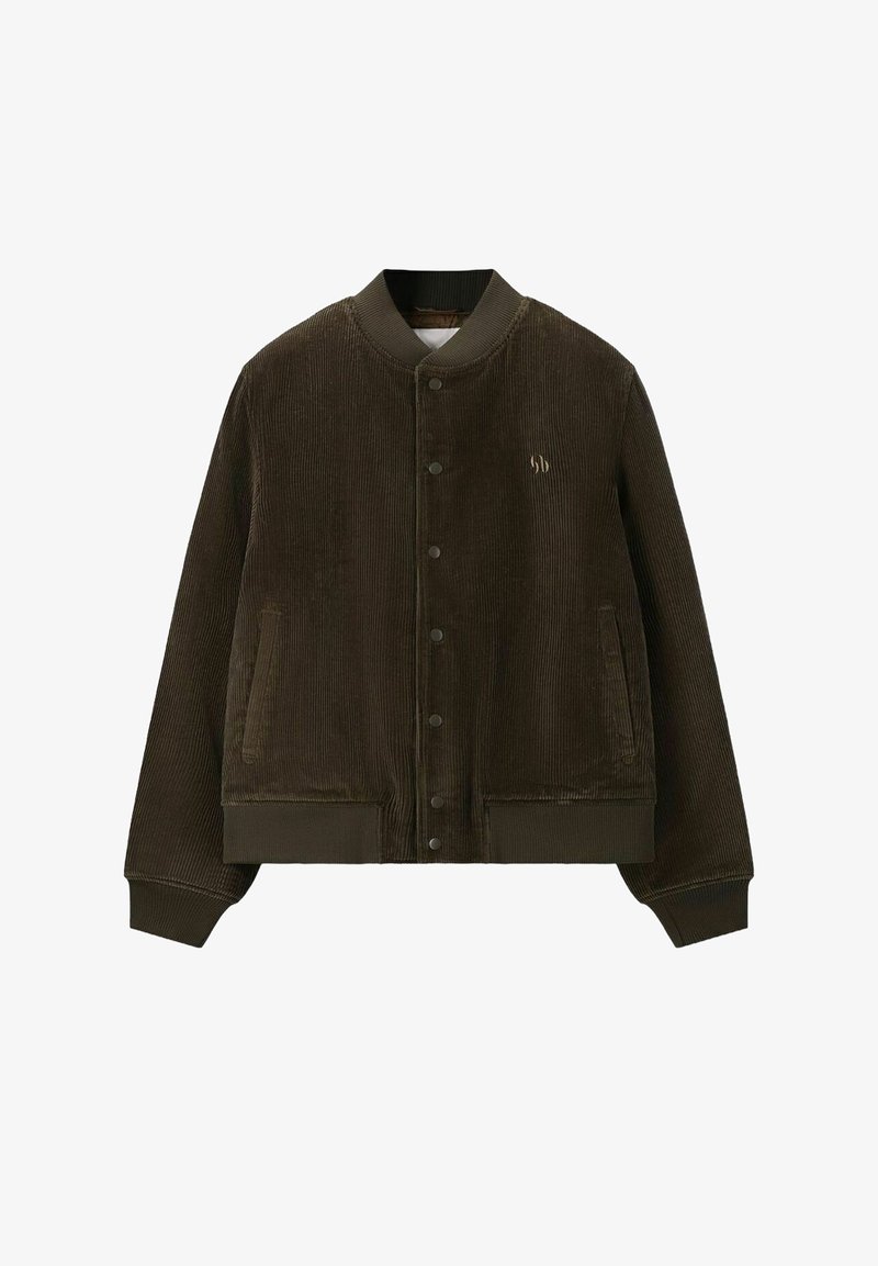 Veste bomber en velours côtelé marron foncé avec boutons-pression, col, poignets et ourlet côtelés, et deux poches latérales, présentée sur fond blanc.