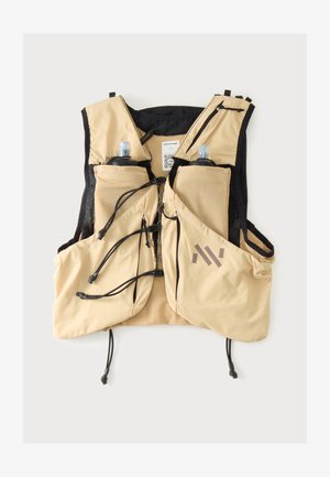 Gilet d'hydratation marron clair avec plusieurs poches avant, cordons noirs réglables et deux bouteilles d'eau dans les poches d'épaule.