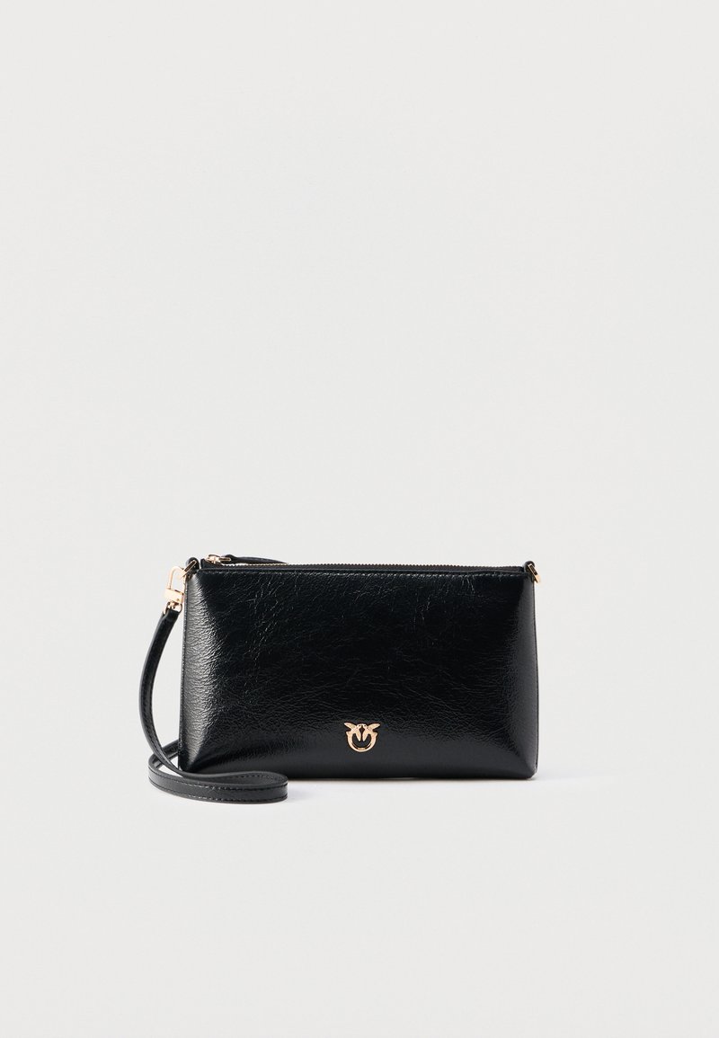 Μαύρο δερμάτινο πορτοφόλι καρπού με χρυσό λογότυπο και φερμουάρ, με αποσπώμενο λουράκι, σε απλό λευκό φόντο.