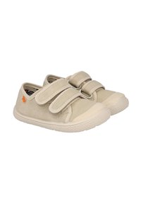 Zapatos de lona beige con dos correas de velcro, suelas de goma y un agarre texturizado. Presentan un pequeño logo naranja en el lateral.