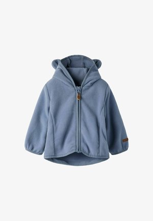 Lyseblå fleecejakke med hætte, fuld lynlås og blød tekstur. Har afrundet kant og læderdetalje på ærmet.