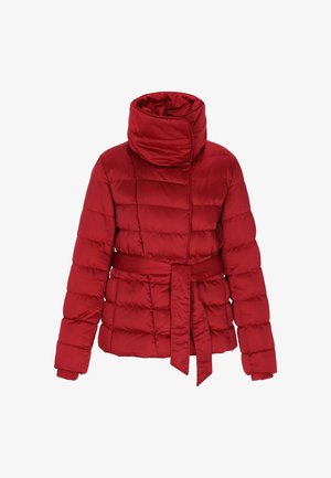 Piros steppelt puffernadrág, magas gallérral, övvel a deréknál és rugalmas mandzsettákkal. Simák, fényes anyag, vízszintes varrásokkal.