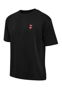 Svart bomull T-shirt med rund hals, korta ärmar och en rosa zigzag-logotyp på övre vänstra bröstet. Design i vanlig passform.