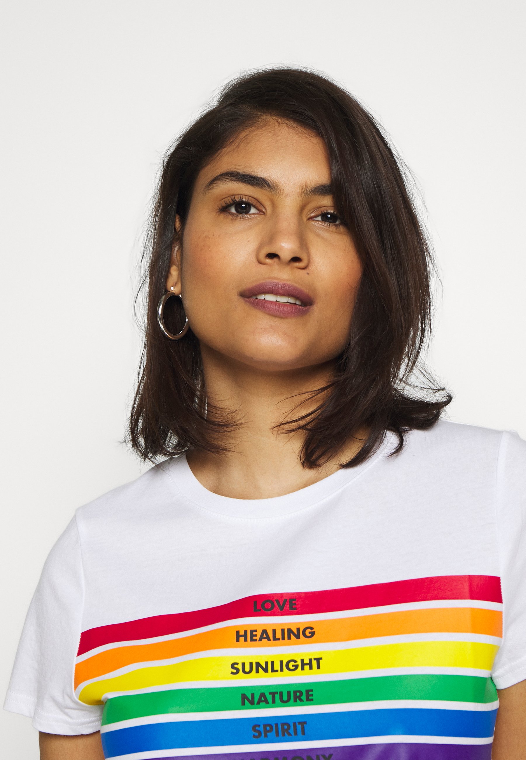 Wrangler PRIDE TEE T shirts med print whitehvit 60 gratulerer med dagen Oversize T skjorte for kvinner