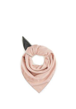 Écharpe en tissu rose de forme triangulaire, avec un accent noir à un coin et une couture grise le long des bords. Texture douce.