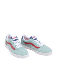 Sneakers in suede verde menta con lacci bianchi e dettagli rossi, dotati di colletto imbottito, superficie testurizzata e suola in gomma bianca.