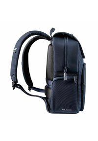 Zaino blu scuro con tessuto testurizzato, spallacci ergonomici, numerose tasche con cerniera e un design moderno. Logo del marchio visibile.
