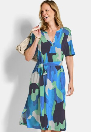 MIT BINDEBAND UND TASCHEN - Jerseykleid - blue/green patterned