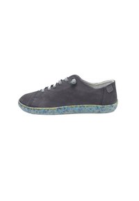 Hallhalli sneaker, mille halli kanga, heledate siniste paeltega, kummist tallaga, millel on siniste ja roheliste laikudega tekstuur, ümar varvas ja minimalistlik disain.