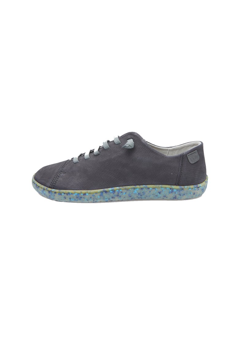 Hallhalli sneaker, mille halli kanga, heledate siniste paeltega, kummist tallaga, millel on siniste ja roheliste laikudega tekstuur, ümar varvas ja minimalistlik disain.
