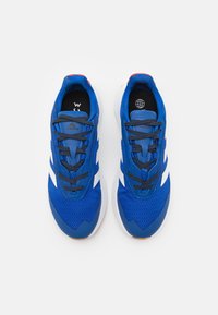 Tênis de atletismo azuis com um cabedal em malha texturizada, detalhes brancos e atacadores pretos. Apresenta uma sola acolchoada e palmilha com marca.