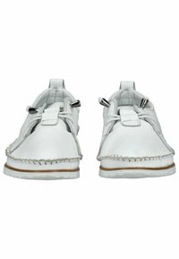 Scarpe in pelle bianca con un design mocassino, caratterizzate da cuciture lungo i bordi e accentuazioni metalliche. Suole piatte con un bordo in gomma marrone.