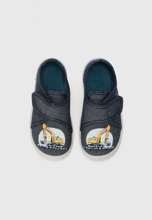Chaussures à enfiler bleu marine pour enfants, avec une bride en Velcro et un motif de camion excavateur jaune sur les orteils.