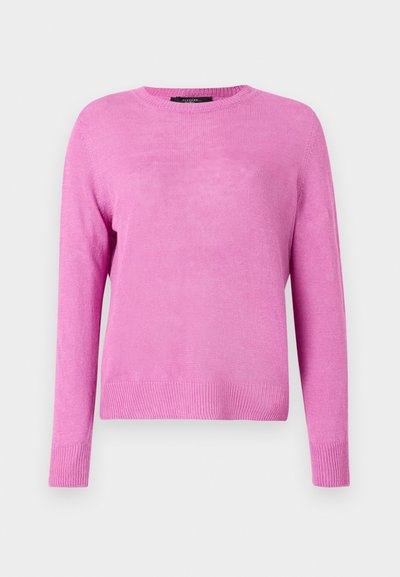 Maglione rosa lavorato a maglia con maniche lunghe, scollatura rotonda e orlo a coste. Il tessuto presenta una consistenza liscia e un aspetto leggero.