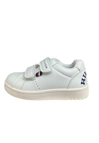 Sneaker bianco in pelle con due cinturini in Velcro, colletto imbottito e suola in gomma. Presenta un logo e colori ispirati allo stile distintivo del marchio.