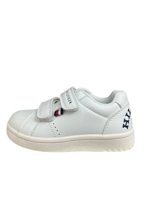 Sneaker bianco in pelle con due cinturini in Velcro, colletto imbottito e suola in gomma. Presenta un logo e colori ispirati allo stile distintivo del marchio.