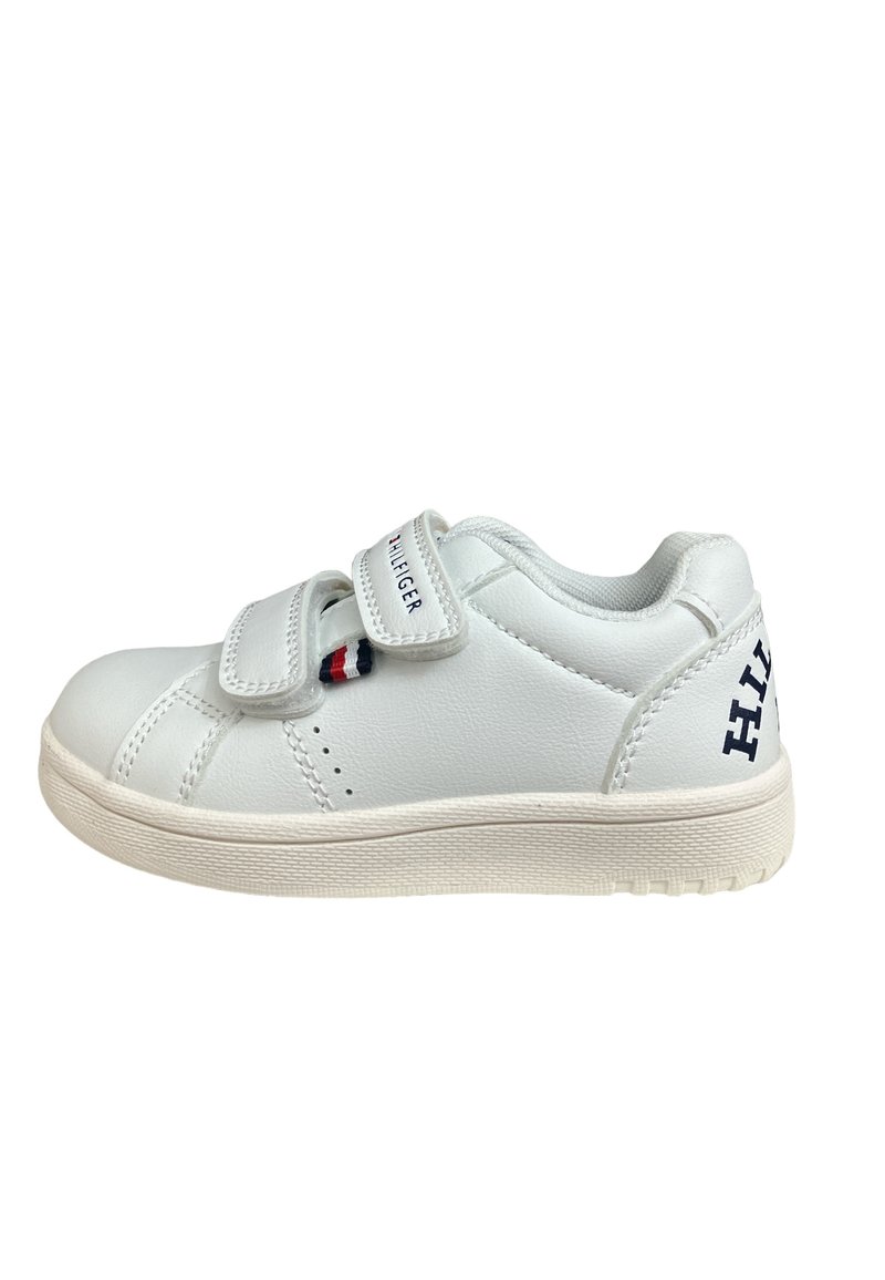 Sneaker bianco in pelle con due cinturini in Velcro, colletto imbottito e suola in gomma. Presenta un logo e colori ispirati allo stile distintivo del marchio.