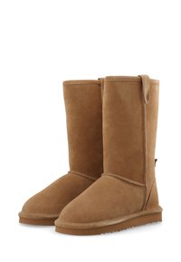 Ein Paar winterliche Stiefel aus beigefarbenem Wildleder bis zur Mitte der Waden mit flachen Gummisohlen und einer Zuglasche auf der Rückseite, präsentiert auf weißem Hintergrund.
