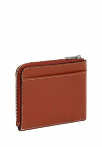 Cartera de cuero marrón con una textura suave, que cuenta con un compartimento con cremallera y varios espacios para tarjetas. La costura en contraste añade detalle.