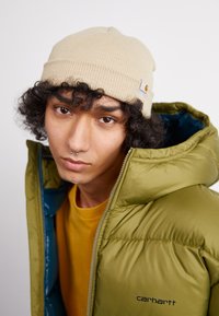 STRATUS HAT LOW UNISEX - Beanie - wall