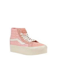 Baskets montantes en suède rose matelassé, avec des lacets blancs et une épaisse semelle en crème pour ajouter de la hauteur.