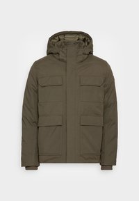 Chaqueta acolchada en verde oliva con capucha, que cuenta con cuatro bolsillos frontales y puños acanalados. Fabricada con un material duradero y resistente al agua.