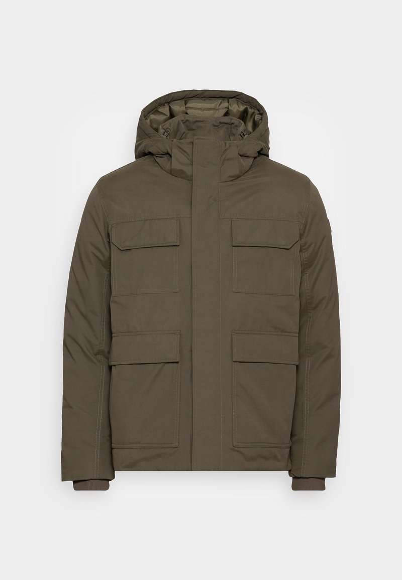 Chaqueta acolchada en verde oliva con capucha, que cuenta con cuatro bolsillos frontales y puños acanalados. Fabricada con un material duradero y resistente al agua.