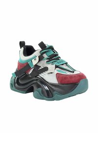 Chunky sneakers w kolorze turkusowym, burgundowym, szarym z zamszu i siateczki, czarnym paskiem, grubą, rzeźbioną czarną i turkusową podeszwą oraz turkusowymi sznurówkami.