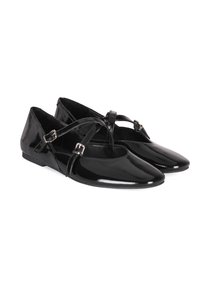 Zwarte gepatineerde leren ballerina's met een spitse neus, voorzien van kruislings straps en accenten met een zilverkleurige gesp. Glad textuur, lage platte hak.