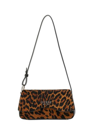 Borsa a spalla con stampa leopardata nera e marrone, sottile tracolla nera e logo "GUESS EST 1981" sulla pattina anteriore.