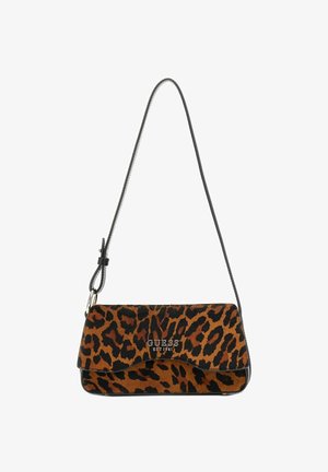 Borsa a spalla con stampa leopardata nera e marrone, sottile tracolla nera e logo "GUESS EST 1981" sulla pattina anteriore.