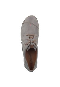 Scarpa in pelle grigia con punta arrotondata, caratterizzata da una chiusura con lacci, lacci marroni a contrasto e un piccolo accento rosso vicino alla parte superiore.