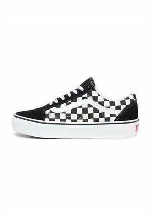 Zapatillas de cuadros en blanco y negro con un acabado suave, diseño de cordones, detalles en blanco y una suela de goma blanca. Vista lateral mostrada.