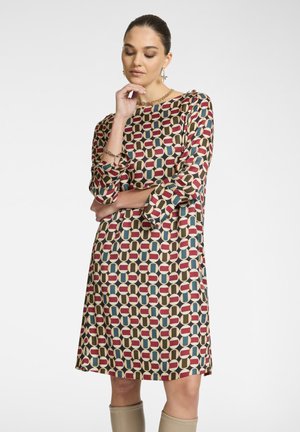 Abito a maniche lunghe con un motivo geometrico in rosso, verde e beige. Realizzato in tessuto liscio con una vestibilità comoda e orlo a ginocchio.