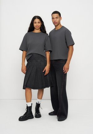 YOURTURN by Zalando, UNISEX 3PACK SQUARE BOXY FIT - Обикновена тениска - mole/iron/oatmeal