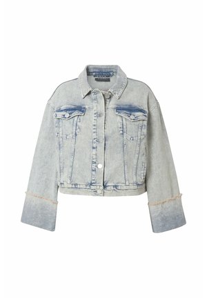 Abgeschnittene Jeansjacke in Hellblau mit verwaschenen Akzenten, ausgestattet mit zwei Brusttaschen, einer Knopfleiste und fransigen Bündchen.