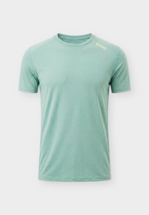 Rövid ujjú, világoszöld, kerek nyakú póló "BORG" logóval a jobb vállon, egyszínű fehér háttér előtt bemutatva.