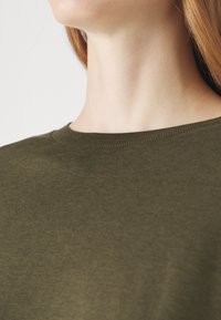 DRYKORN CESIDIE - Topper langermet - khaki