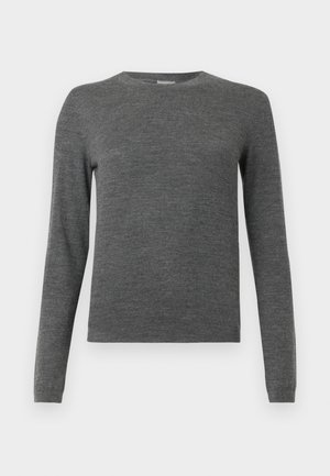 Szary sweter z długim rękawem, okrągłym dekoltem, wykonany z miękkiego materiału. Posiada klasyczny krój i subtelną fakturę na całej powierzchni, bez wzorów czy akcentów.