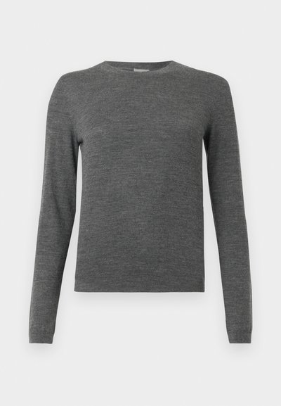 Siva dolga jopica z dolgimi rokavi in okroglim ovratnikom, izdelana iz mehkega materiala. Ima klasičen kroj in subtilno teksturo po celotni površini, brez vzorcev ali dodatkov.