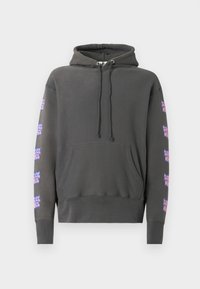 Dunkelgrauer Hoodie mit langen Ärmeln, einer Fronttasche, Kapuze mit Kordelzug und bunten grafischen Mustern auf den Ärmeln. Weiches Baumwollmaterial.