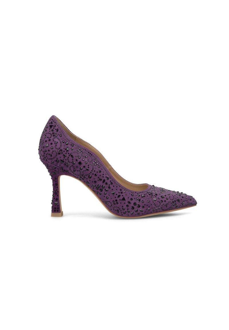 Scarpa con tacco alto in suede viola con punta affusolata, decorata con dettagli in strass neri e texture a motivo, su un tacco sottile.