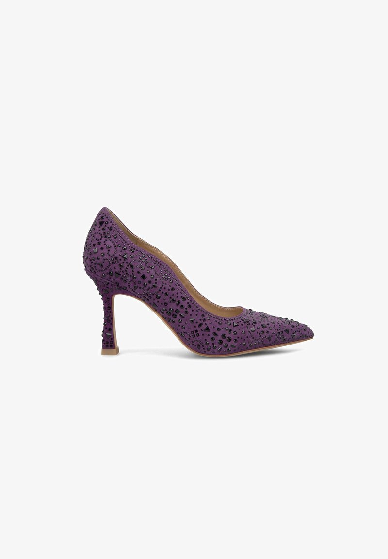 Scarpa con tacco alto in suede viola con punta affusolata, decorata con dettagli in strass neri e texture a motivo, su un tacco sottile.