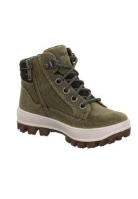 Groene suède enkelboot met een witte rubberen zool, vetersluiting aan de voorkant, een zijrits en contrasterende zwarte stof bij de kraag.