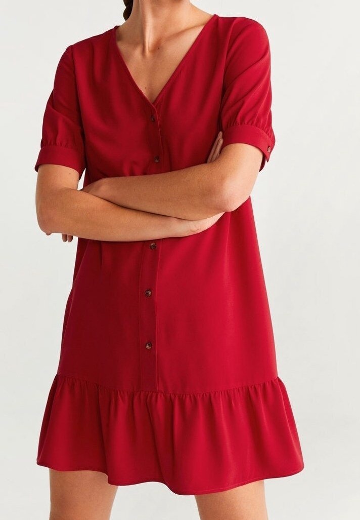 Czerwona sukienka z krótkim rękawem, dekoltem w serek, zapinana na guziki z falbaną na dole. Wykonana z gładkiego materiału, ma swobodny krój i podwinięte rękawy.