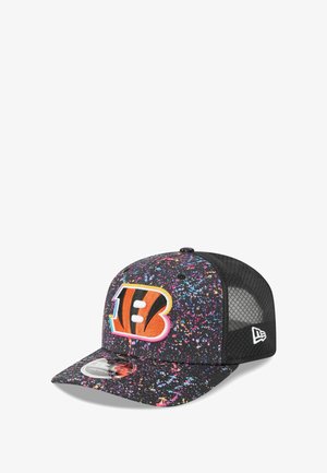 Baseballcap mit einem schwarzen Netzrücken, buntem Spritzmuster auf dem Schirm und einem gestickten orangenen und schwarzen Logo auf der Vorderseite.