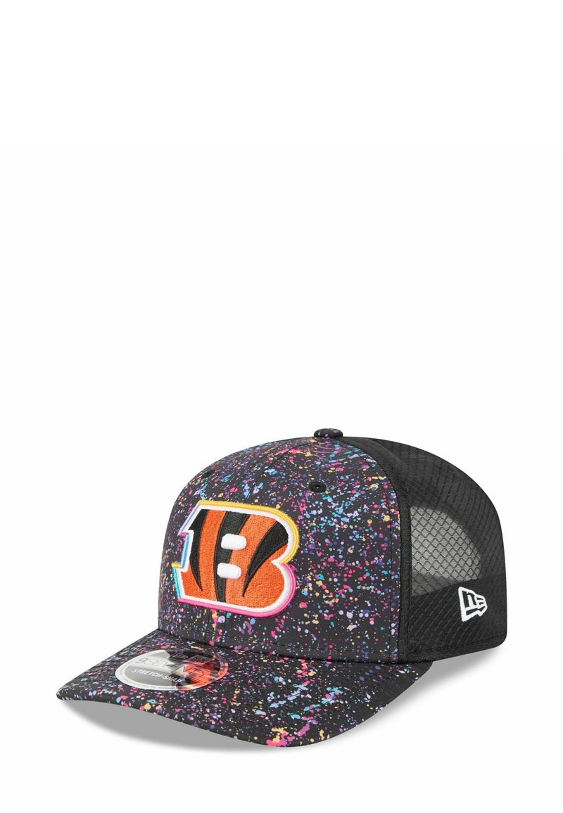 Baseballcap mit einem schwarzen Netzrücken, buntem Spritzmuster auf dem Schirm und einem gestickten orangenen und schwarzen Logo auf der Vorderseite.