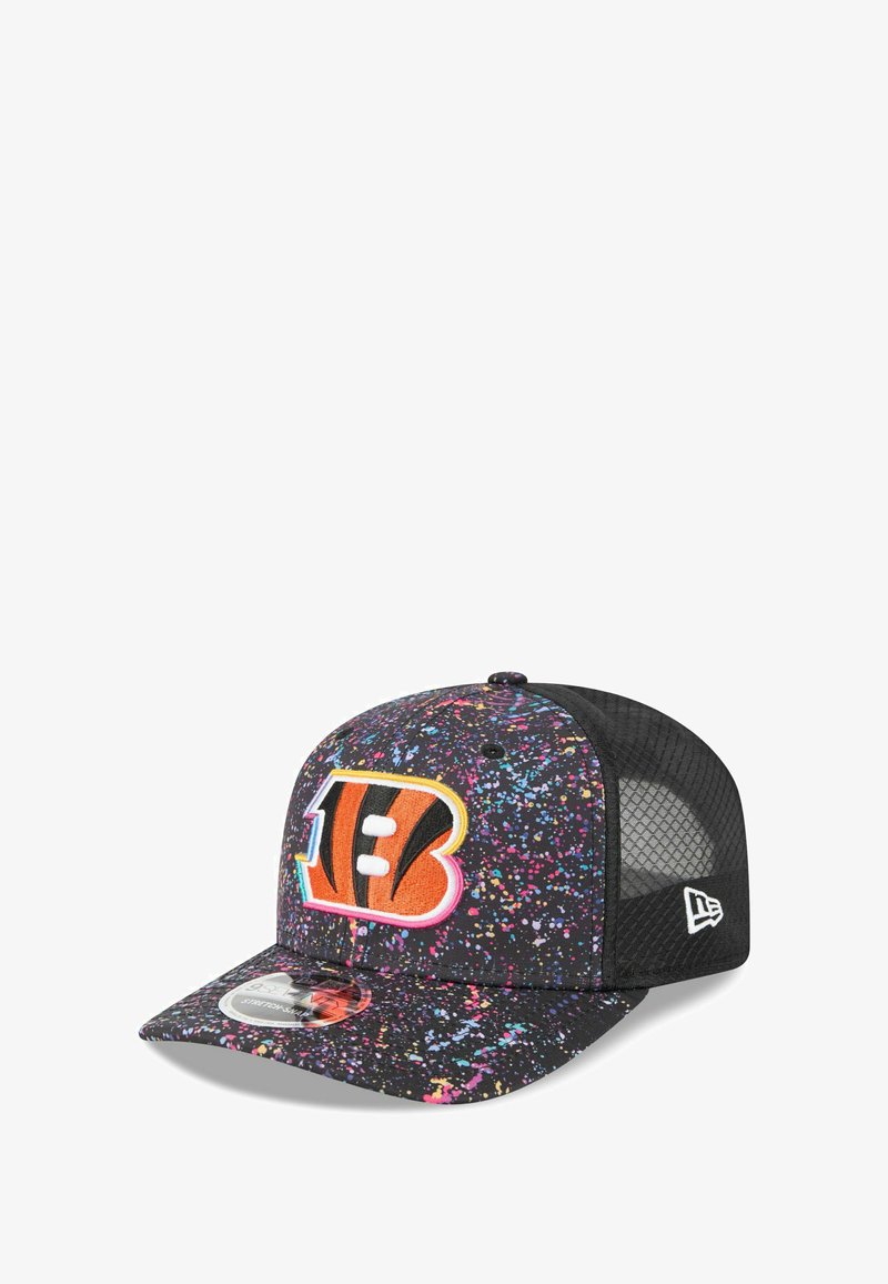 Baseballcap mit einem schwarzen Netzrücken, buntem Spritzmuster auf dem Schirm und einem gestickten orangenen und schwarzen Logo auf der Vorderseite.