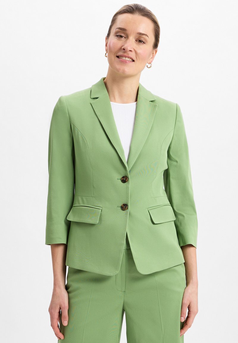 Mintgrüner taillierter Blazer mit Dreiviertelärmeln, zwei braunen Knöpfen und Fronttaschen, aus einem glatten Stoff gefertigt.